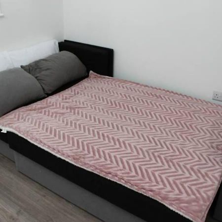 Newly Refurbished 3 Bed 2.5 Bath House In Staines Villa ภายนอก รูปภาพ