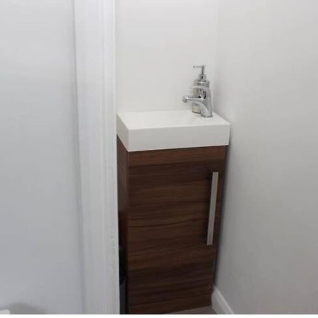 Newly Refurbished 3 Bed 2.5 Bath House In Staines Villa ภายนอก รูปภาพ