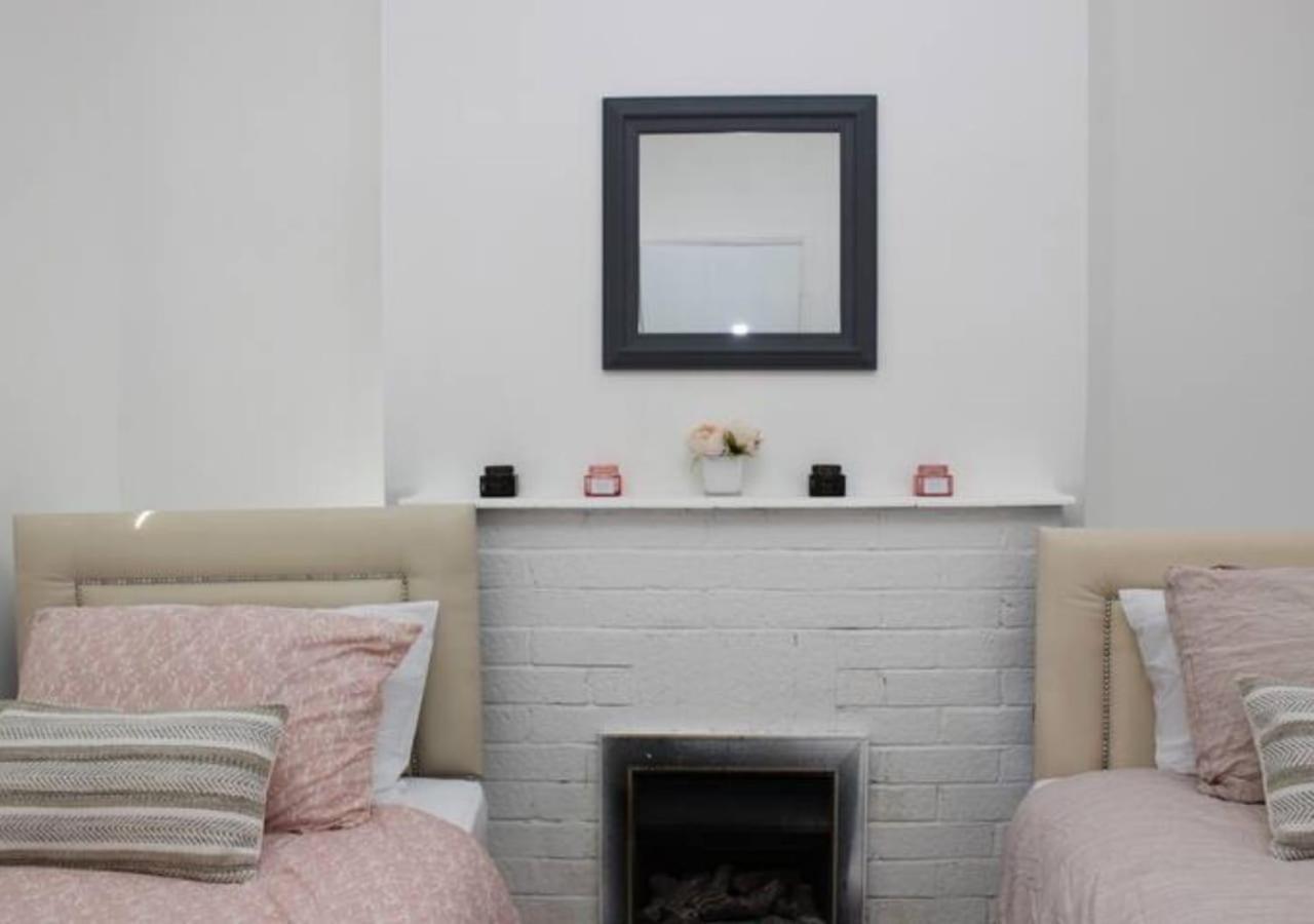 Newly Refurbished 3 Bed 2.5 Bath House In Staines Villa ภายนอก รูปภาพ