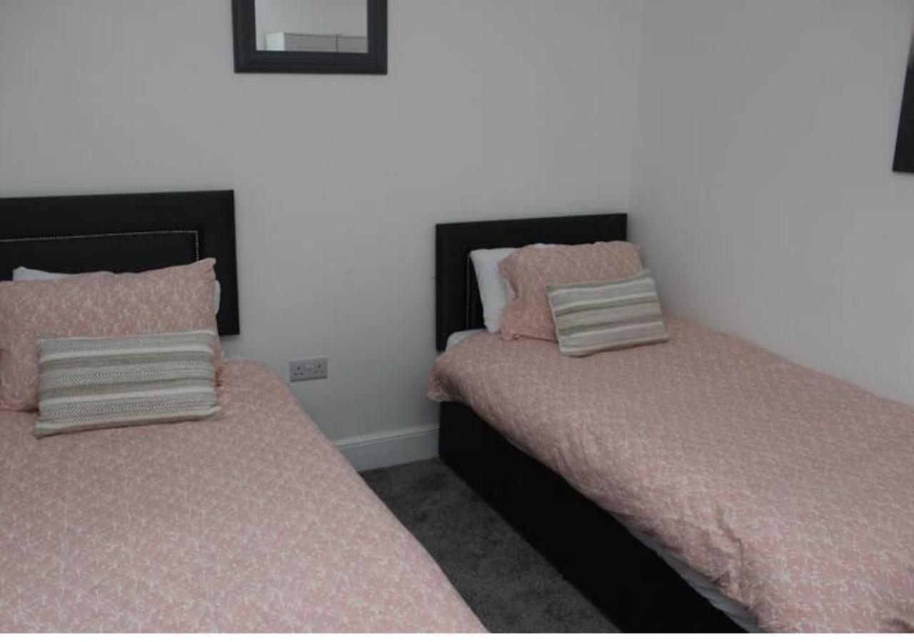 Newly Refurbished 3 Bed 2.5 Bath House In Staines Villa ภายนอก รูปภาพ
