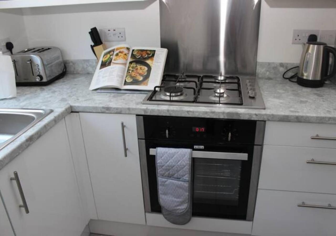 Newly Refurbished 3 Bed 2.5 Bath House In Staines Villa ภายนอก รูปภาพ