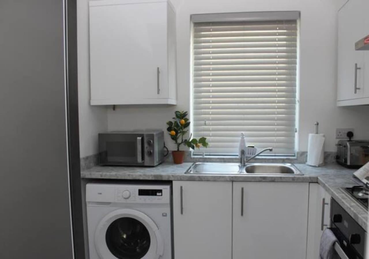Newly Refurbished 3 Bed 2.5 Bath House In Staines Villa ภายนอก รูปภาพ