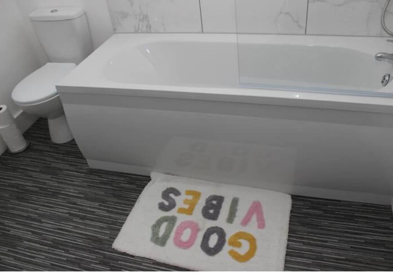 Newly Refurbished 3 Bed 2.5 Bath House In Staines Villa ภายนอก รูปภาพ