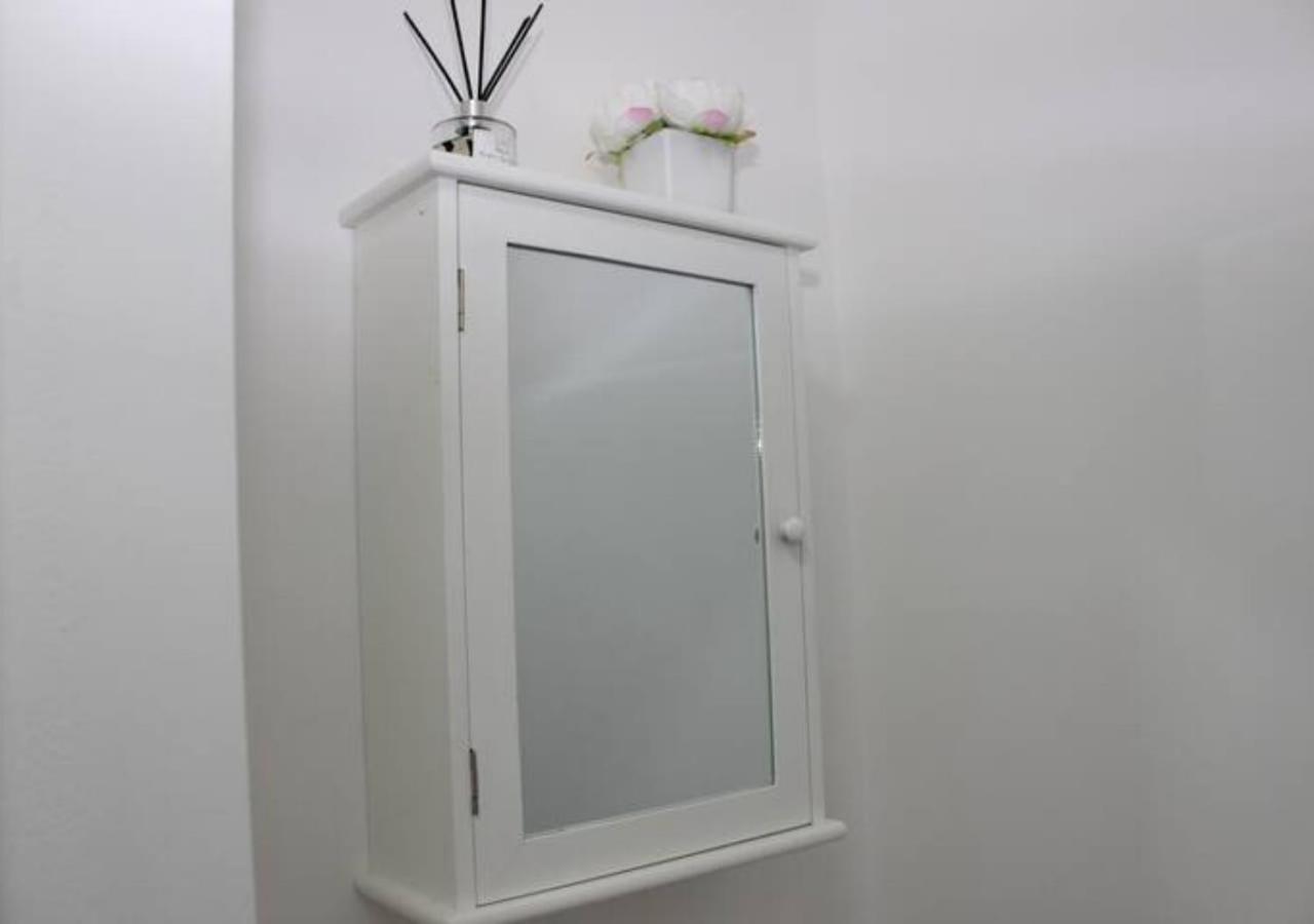 Newly Refurbished 3 Bed 2.5 Bath House In Staines Villa ภายนอก รูปภาพ
