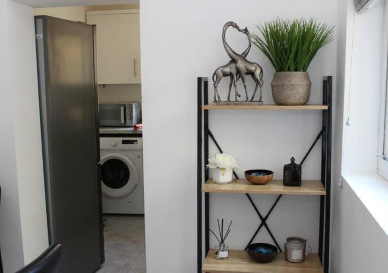 Newly Refurbished 3 Bed 2.5 Bath House In Staines Villa ภายนอก รูปภาพ