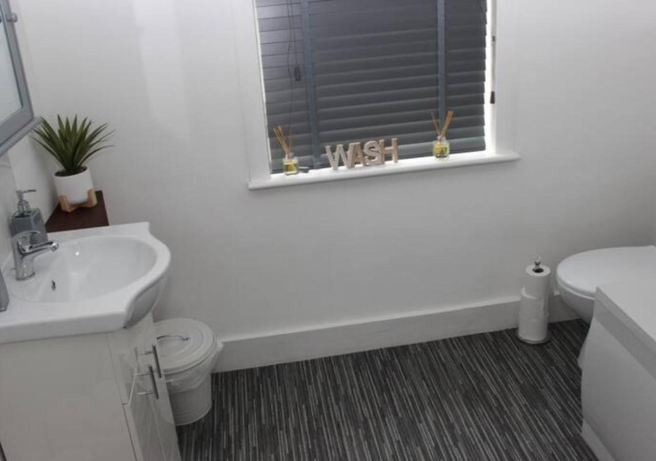 Newly Refurbished 3 Bed 2.5 Bath House In Staines Villa ภายนอก รูปภาพ