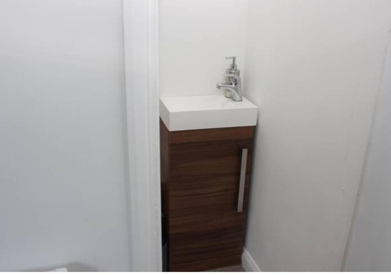 Newly Refurbished 3 Bed 2.5 Bath House In Staines Villa ภายนอก รูปภาพ