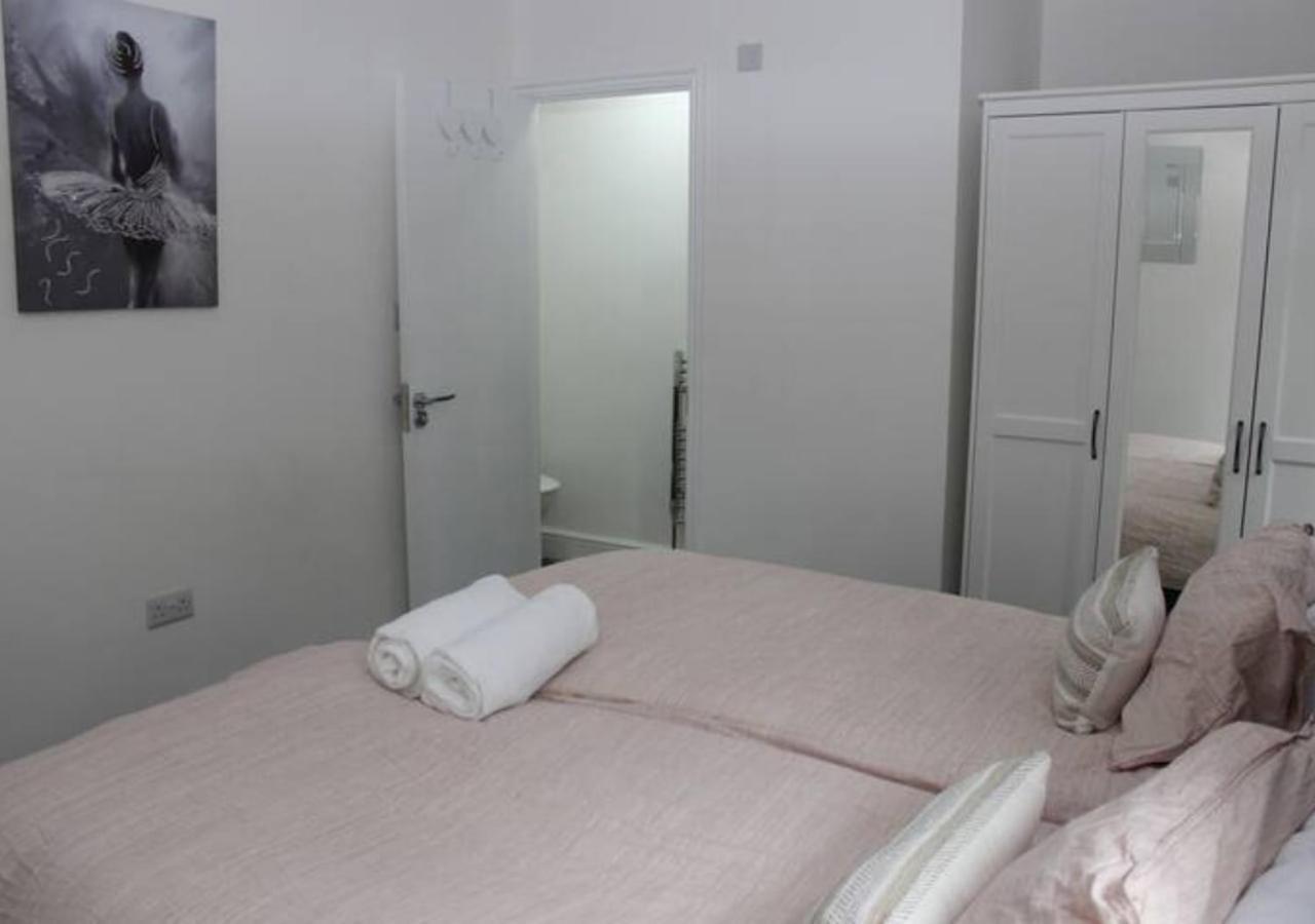 Newly Refurbished 3 Bed 2.5 Bath House In Staines Villa ภายนอก รูปภาพ